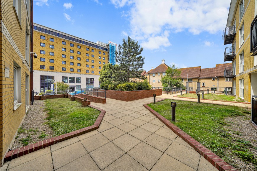 Royal Crescent, Newbury Park, IG2