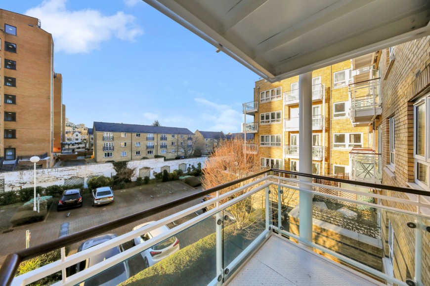 St. Davids Square, E14