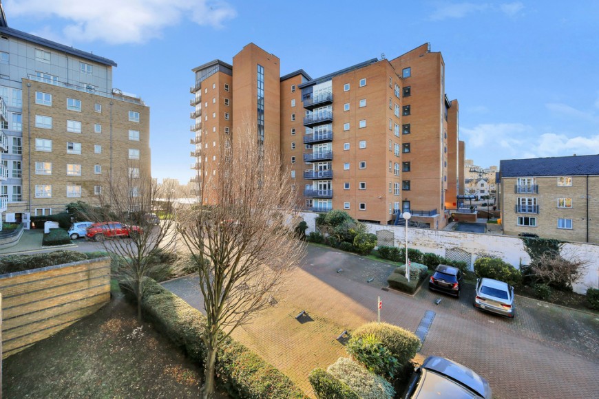 St. Davids Square, E14